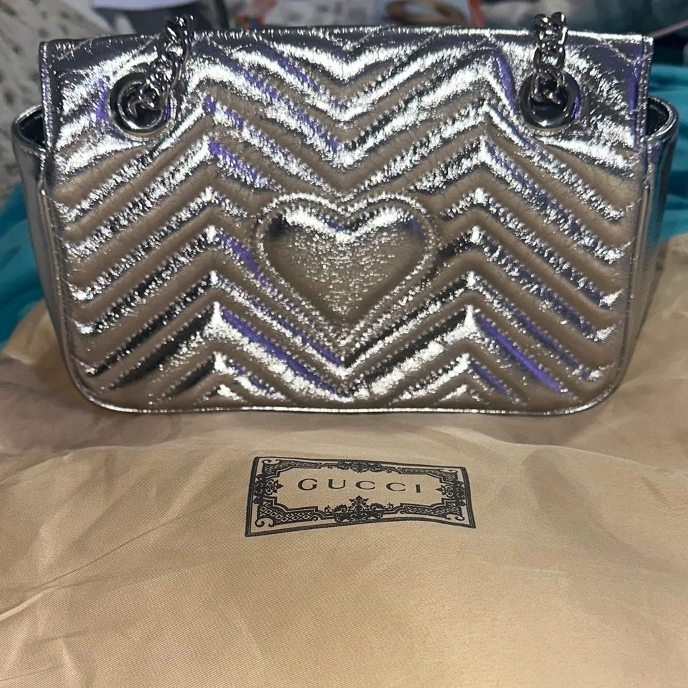 Gucci Silver GG Marmont Matelassé Shoulder Bag - Picture 2 of 7